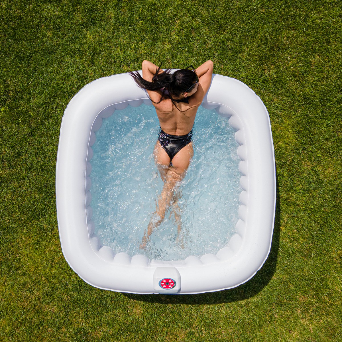 piscina-idromassaggio-gonfiabile-per-4-persone-da-esterno-con-copertura - Novapoli